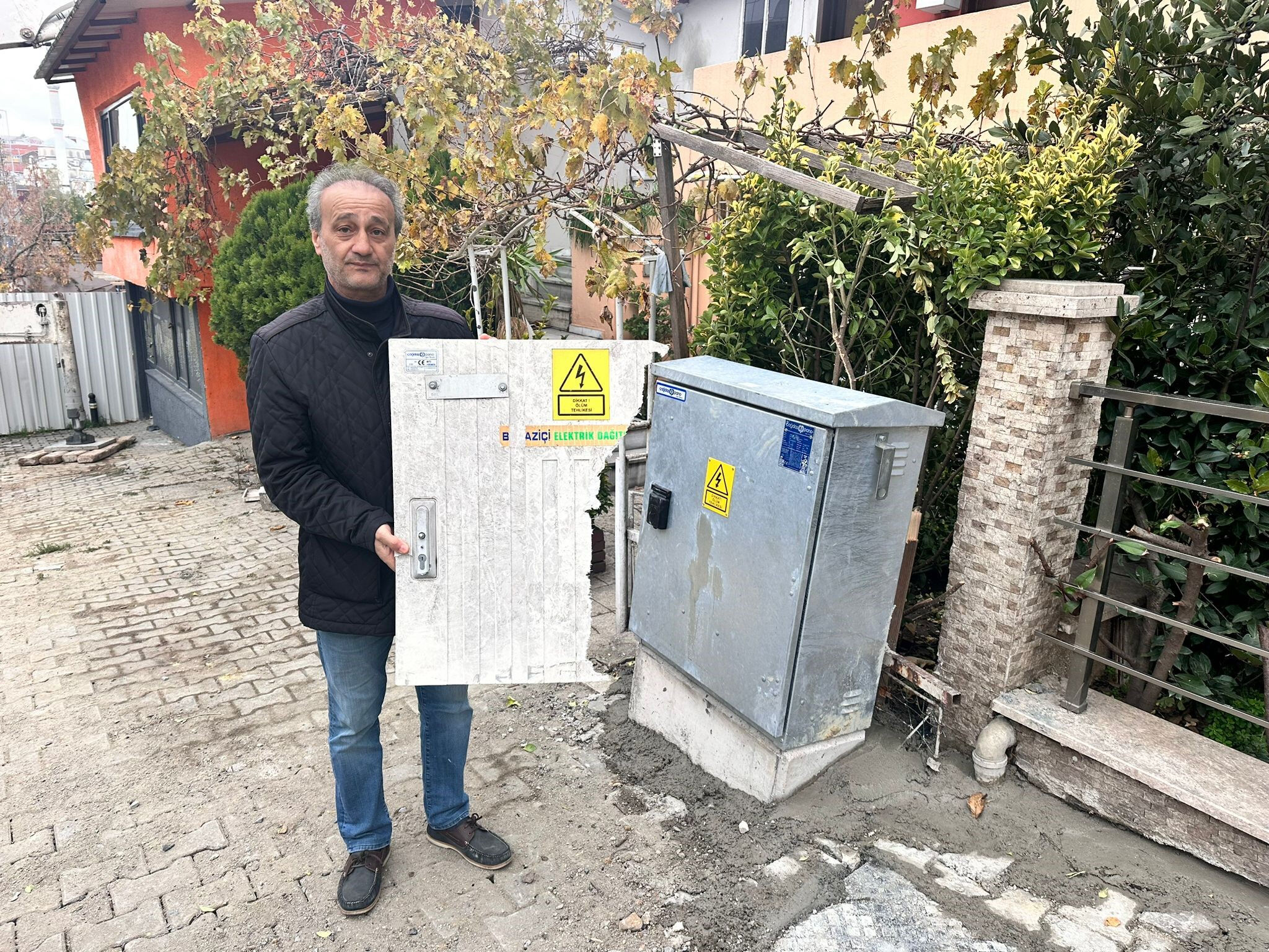 Şişli'de korku dolu anlar! Elektrik trafosu bomba gibi patladı, 1 kişi ağır yaralı - 1. Resim