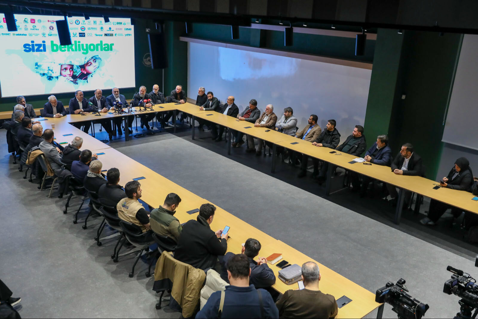 54 STK, kriz ve savaş bölgeleri için 'Sizi Bekliyorlar' yardım çalışmasını başlattı 54 STK, kriz ve savaş bölgeleri için 'Sizi Bekliyorlar' yardım çalışmasını başlattı - 1. Resim