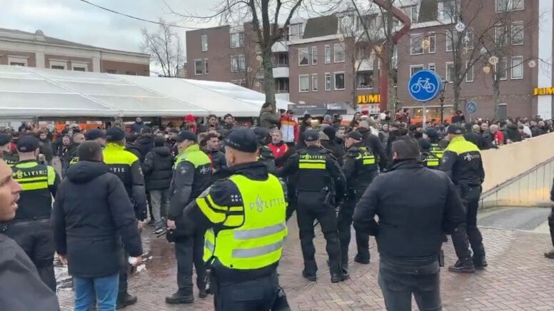AZ Alkmaar - Galatasaray maçı öncesi kavga çıktı! Hollanda polisinden taraftara coplu müdahale - 3. Resim