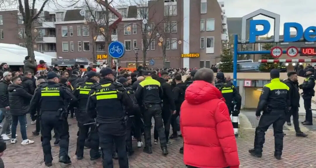 AZ Alkmaar - Galatasaray maçı öncesi kavga çıktı! Hollanda polisinden taraftara coplu müdahale - 1. Resim