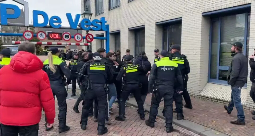 AZ Alkmaar - Galatasaray maçı öncesi kavga çıktı! Hollanda polisinden taraftara coplu müdahale - 2. Resim