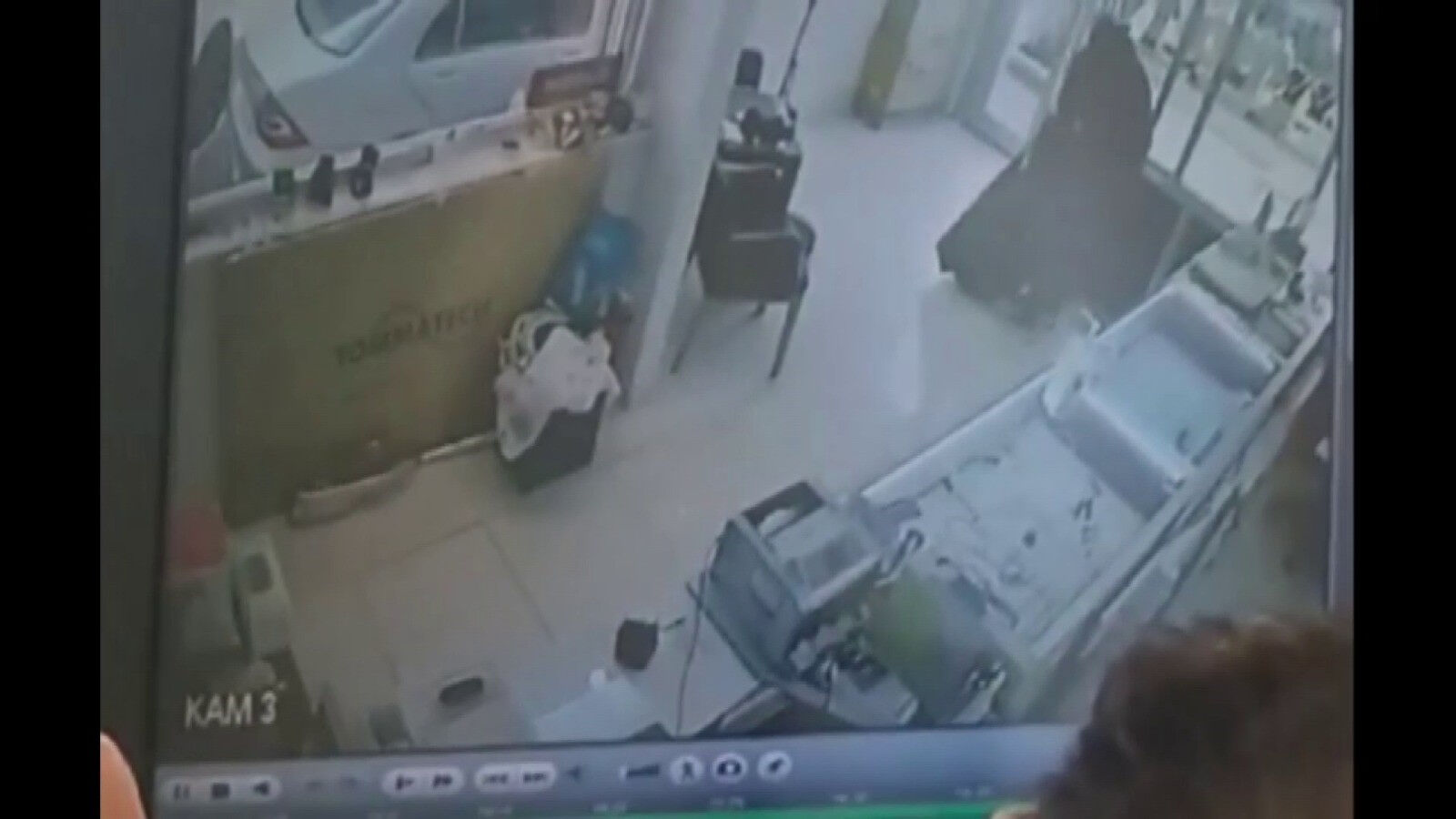 Biri kuyumcuyu darp etti diğeri 2.6 kilo altın çaldı! Kadıköy'de dehşet veren hırsızlık - 1. Resim