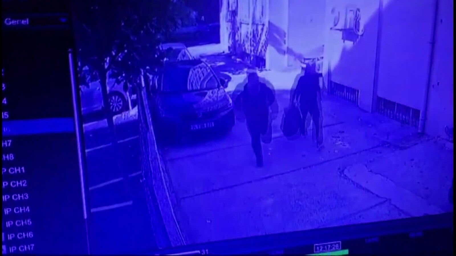 Biri kuyumcuyu darp etti diğeri 2.6 kilo altın çaldı! Kadıköy'de dehşet veren hırsızlık - 2. Resim