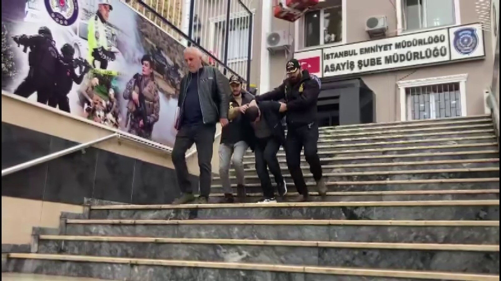 Biri kuyumcuyu darp etti diğeri 2.6 kilo altın çaldı! Kadıköy'de dehşet veren hırsızlık - 3. Resim