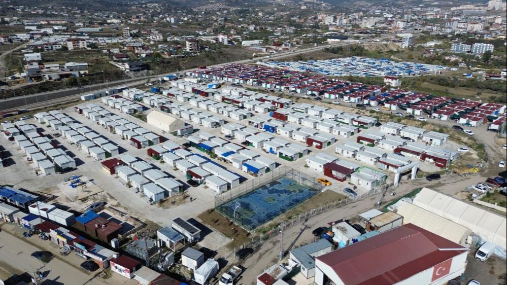 Emre Yüksek Hatay'daki depremde iki bacağını kaybetmişti! Aylar sonra eşi ve çocuğuyla yürüyebildi - 5. Resim