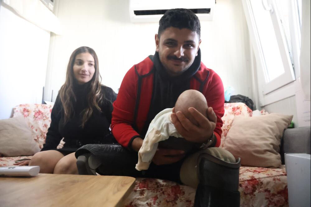 Emre Yüksek Hatay'daki depremde iki bacağını kaybetmişti! Aylar sonra eşi ve çocuğuyla yürüyebildi - 4. Resim