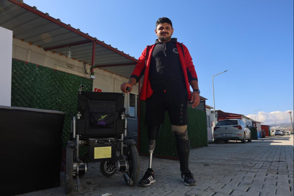Emre Yüksek Hatay'daki depremde iki bacağını kaybetmişti! Aylar sonra eşi ve çocuğuyla yürüyebildi - 3. Resim