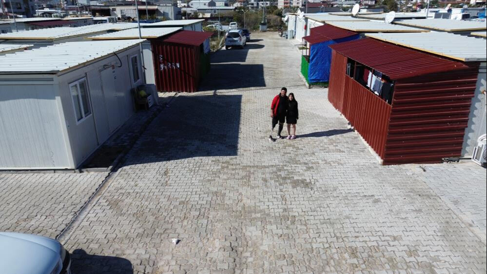 Emre Yüksek Hatay'daki depremde iki bacağını kaybetmişti! Aylar sonra eşi ve çocuğuyla yürüyebildi - 2. Resim