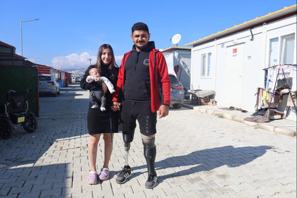 Emre Yüksek Hatay'daki depremde iki bacağını kaybetmişti! Aylar sonra eşi ve çocuğuyla yürüyebildi - 1. Resim