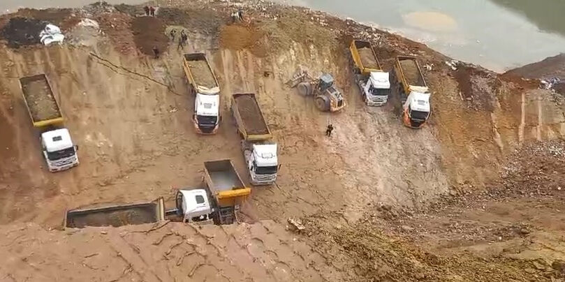 Gebze'de toprak kayması! 7 kamyon ve kepçe yamaçta asılı kaldı - 1. Resim