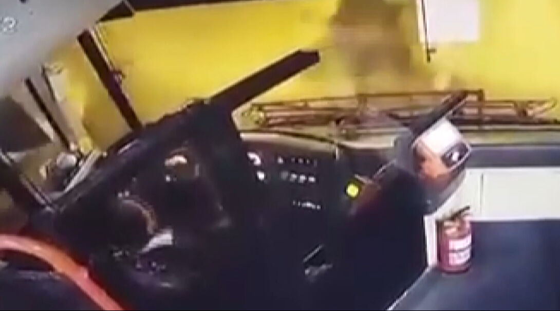 İzmir'deki kazada ölen genç kadının belediye otobüsünün altında kaldığı anların görüntüleri ortaya çıktı - 3. Resim