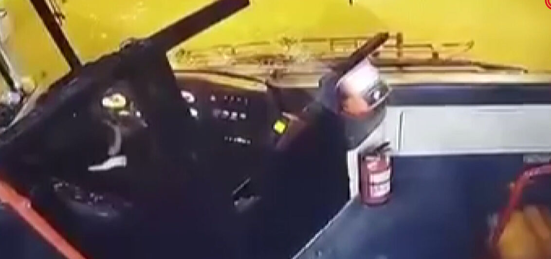 İzmir'deki kazada ölen genç kadının belediye otobüsünün altında kaldığı anların görüntüleri ortaya çıktı - 2. Resim