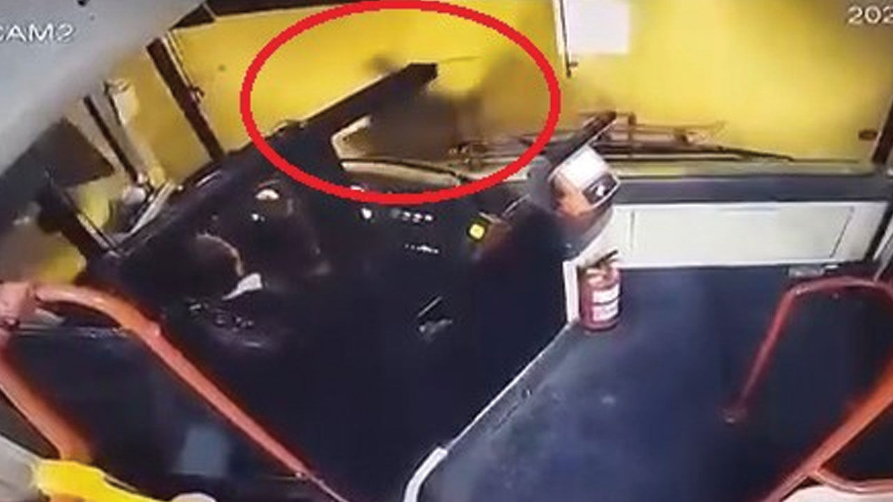 İzmir'deki kazada ölen genç kadının belediye otobüsünün altında kaldığı anların görüntüleri ortaya çıktı - 1. Resim