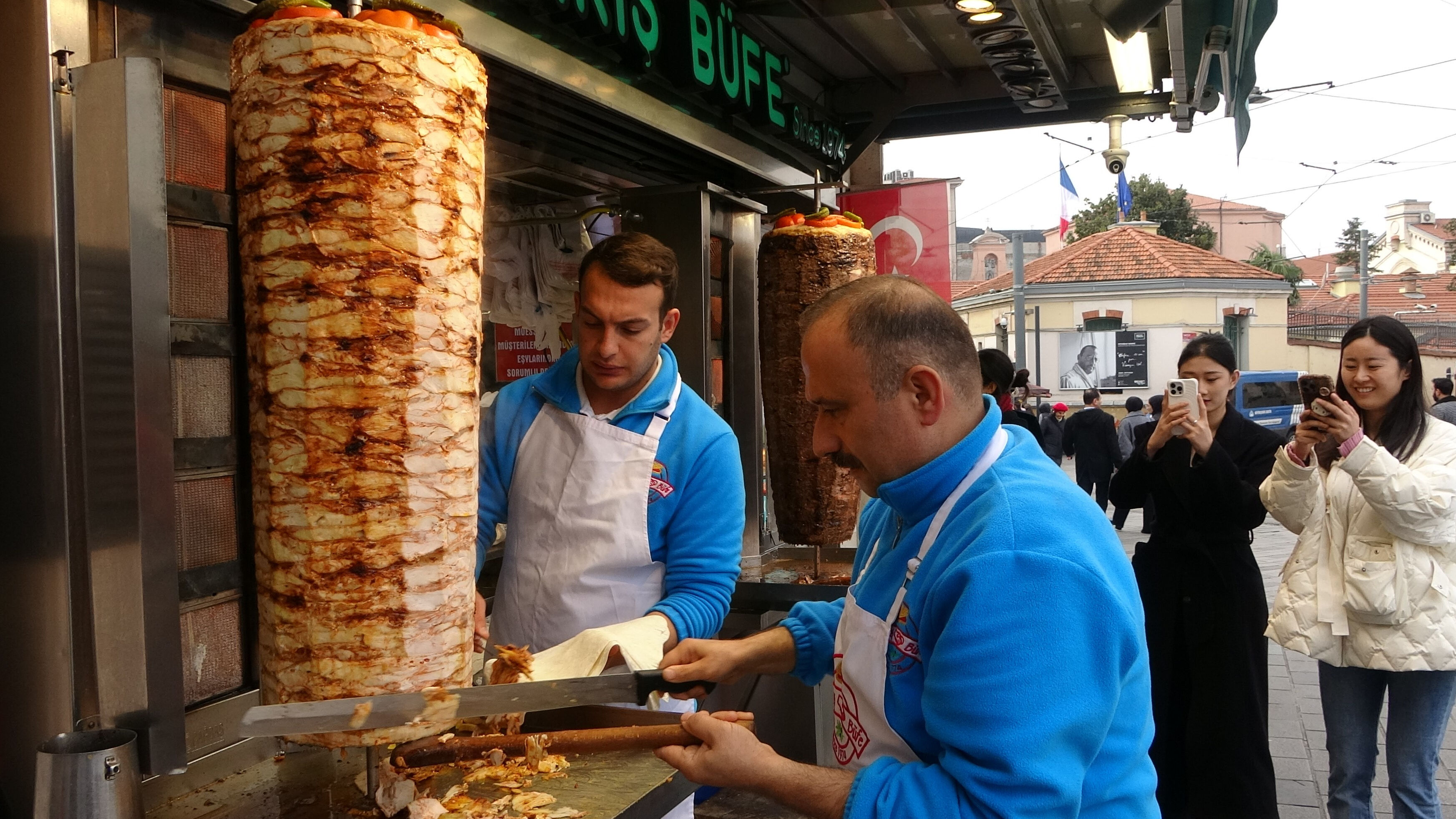 Pes dedirten görüntüler! Hesabı ödemek istemeyen turist yemeğine saç koydu - 1. Resim