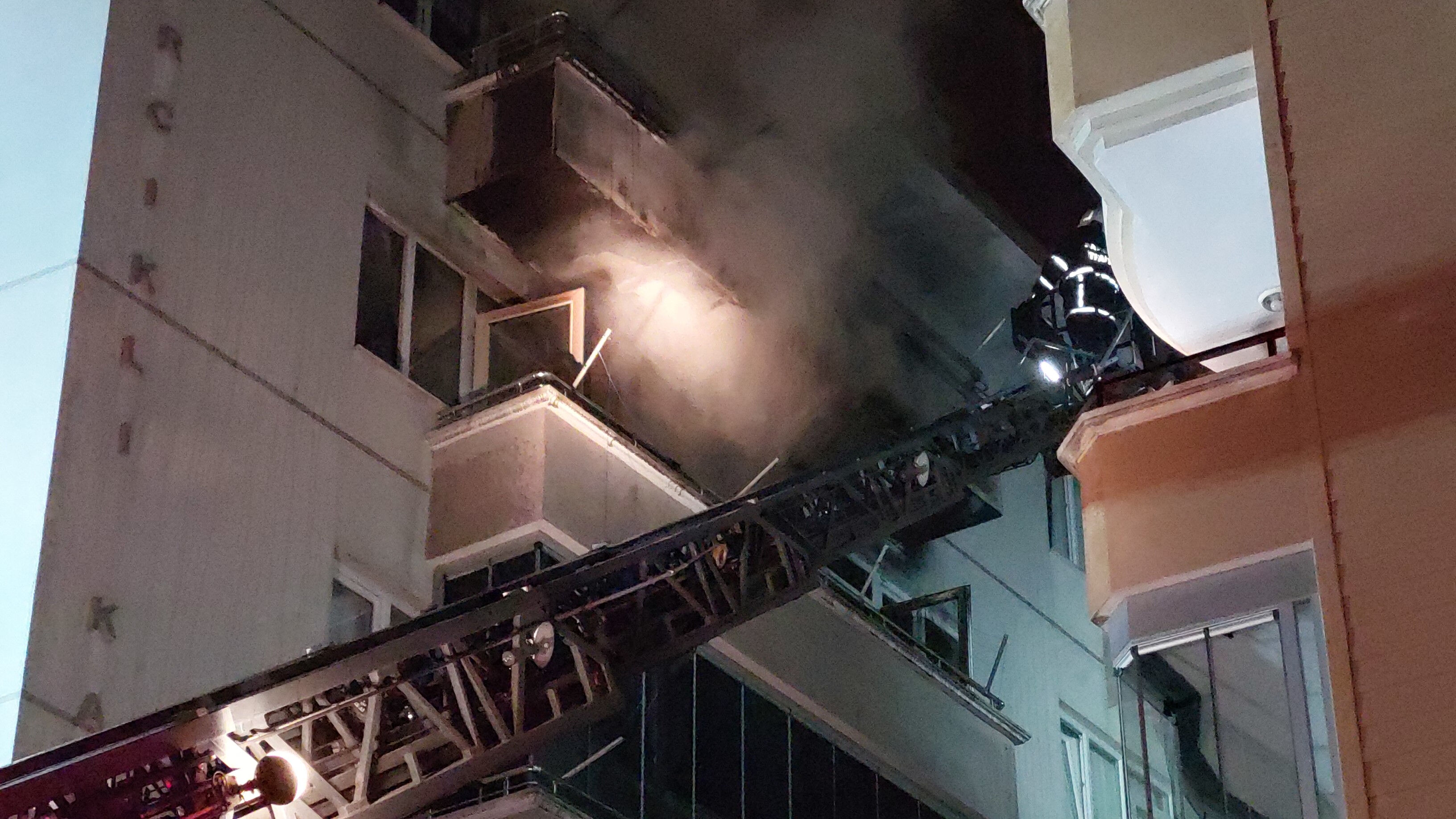 Samsun'da 4'ü çocuk 7 kişi cayır cayır yanan evden son anda kurtarıldı - 1. Resim