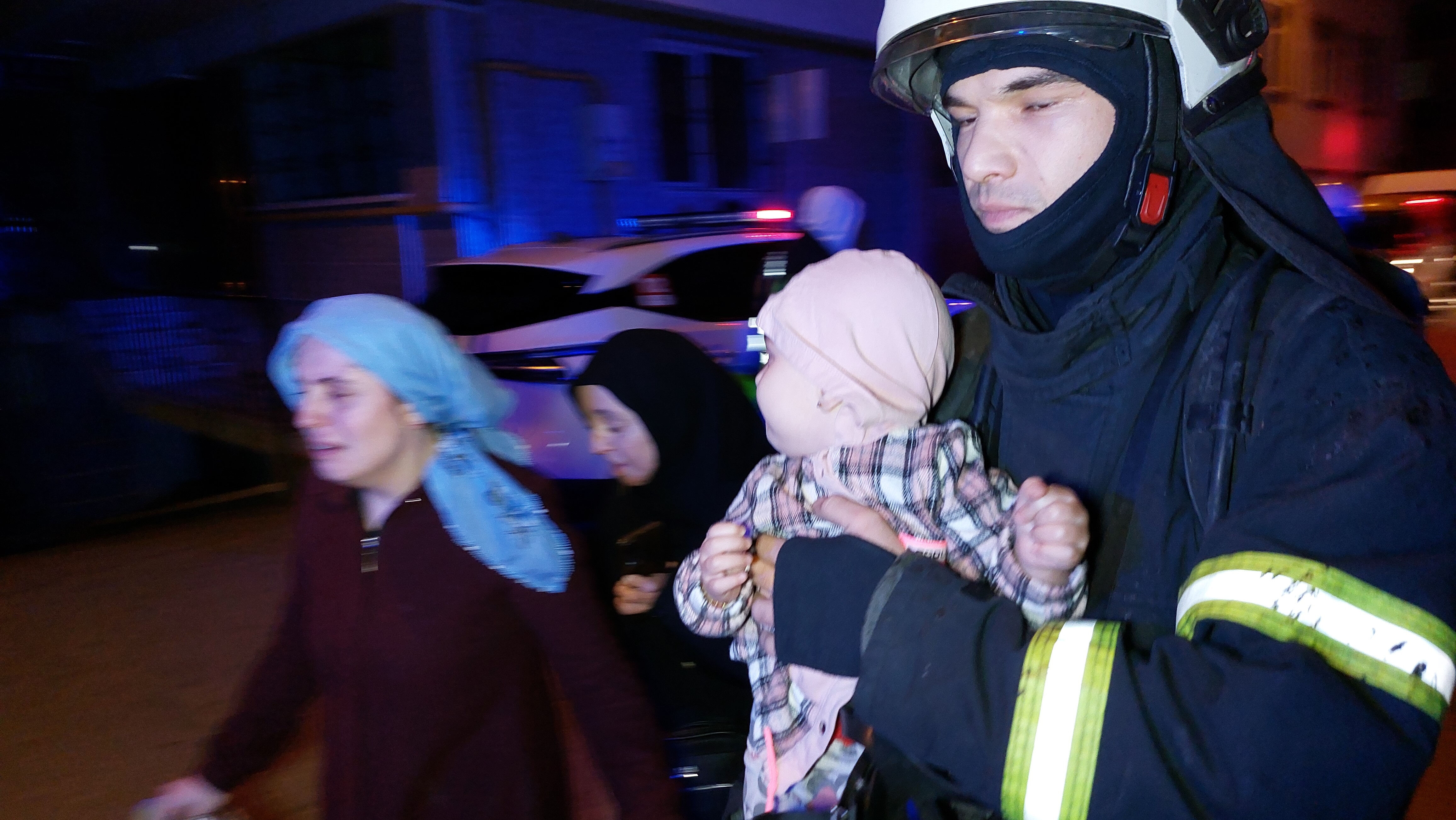 Samsun'da 4'ü çocuk 7 kişi cayır cayır yanan evden son anda kurtarıldı - 3. Resim