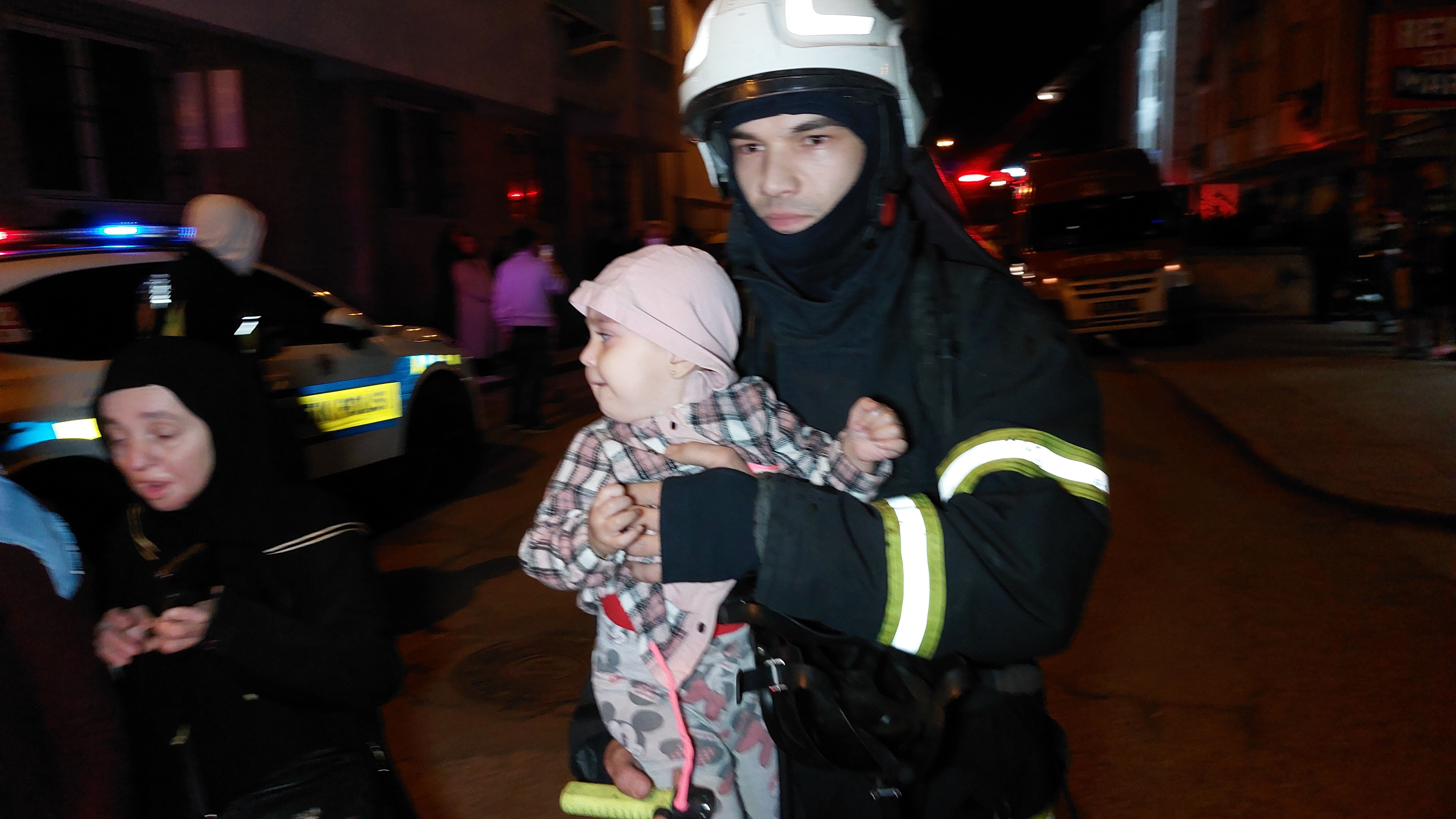 Samsun'da 4'ü çocuk 7 kişi cayır cayır yanan evden son anda kurtarıldı - 6. Resim