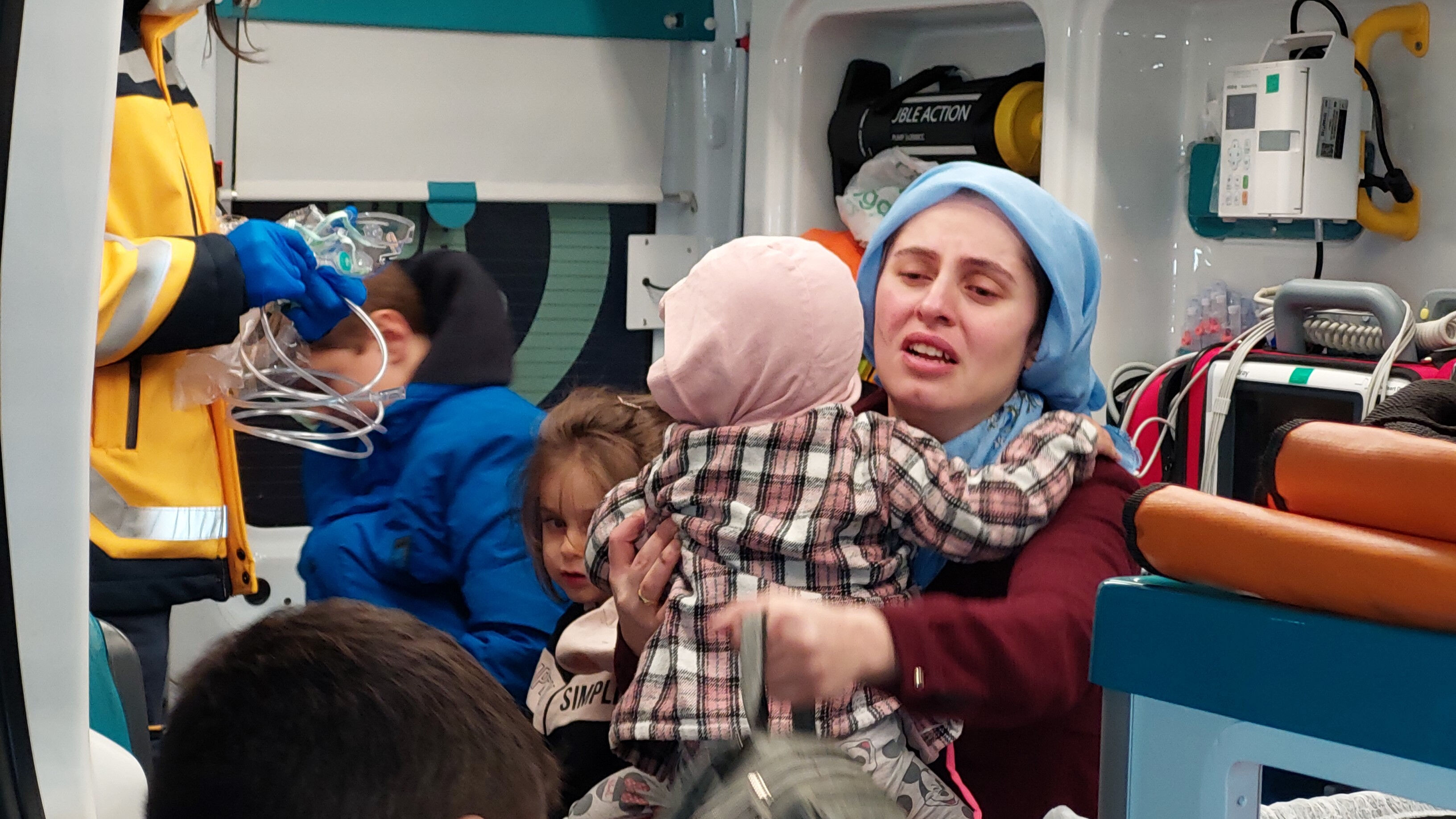 Samsun'da 4'ü çocuk 7 kişi cayır cayır yanan evden son anda kurtarıldı - 5. Resim