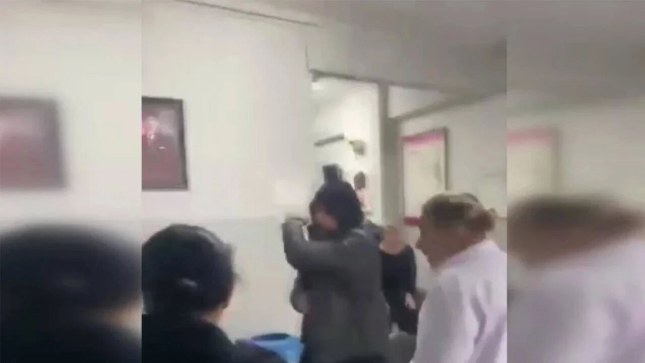 Skandal görüntüler! Ehliyet raporu için kan isteyen doktora saldırdı - 2. Resim
