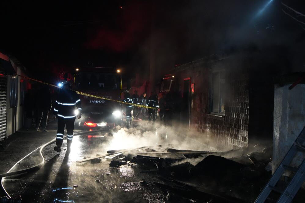 Yangına uyurken yakalandı! 83 yaşındaki kadını komşuları kurtardı Yangına uyurken yakalandı! 83 yaşındaki kadını komşuları kurtardı - 5. Resim