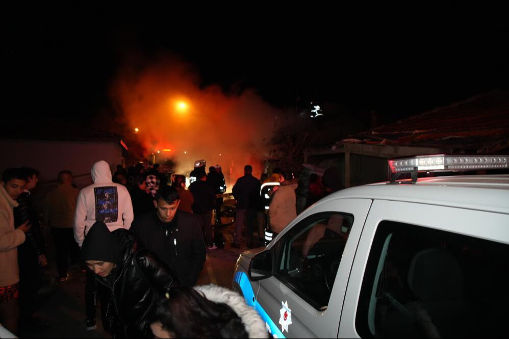 Yangına uyurken yakalandı! 83 yaşındaki kadını komşuları kurtardı Yangına uyurken yakalandı! 83 yaşındaki kadını komşuları kurtardı - 4. Resim