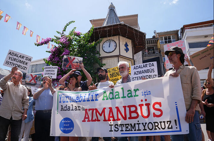 Adalar'da çöp dağları isyan ettirdi! AK Parti'den 