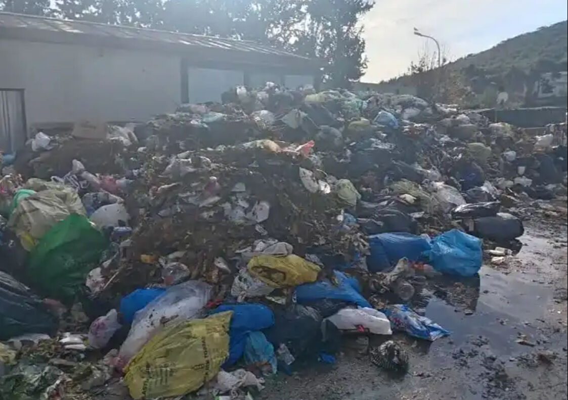 Adalar'da çöp dağları isyan ettirdi! AK Parti'den 