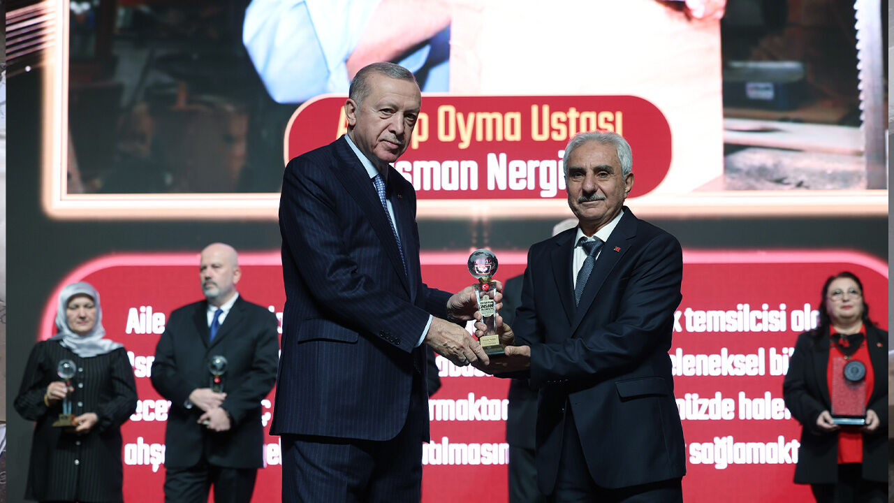 Ahşabı inci gibi işliyor! Oymacılığı yaşatan Osman Nergiz: Mezara kadar burada olacağım - 1. Resim