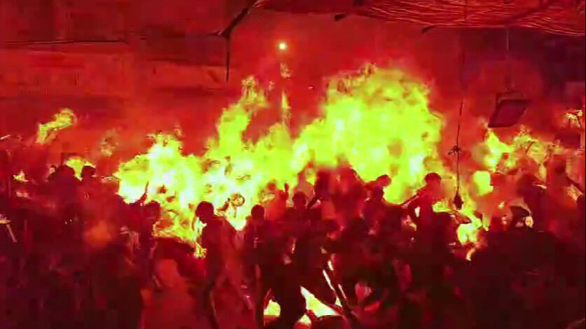 Anma etkinliğinde çıkan yangında facianın eşiğinden dönüldü! Çok sayıda yaralı var - 1. Resim