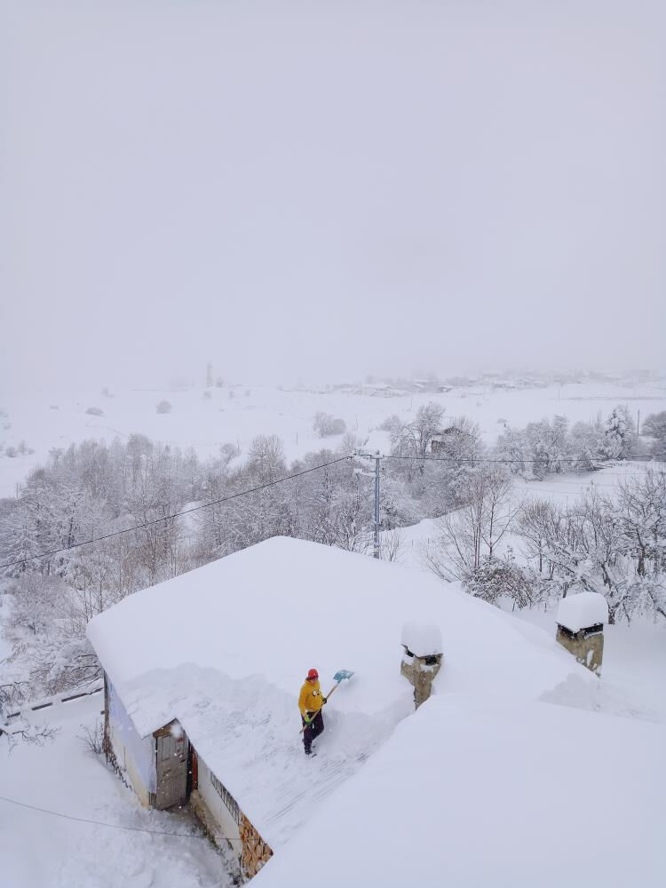 Artvin'de evler kara g&ouml;m&uuml;ld&uuml;! K&ouml;yl&uuml;lerin tek işi &ccedil;atı temizlemek oldu - 2. Resim