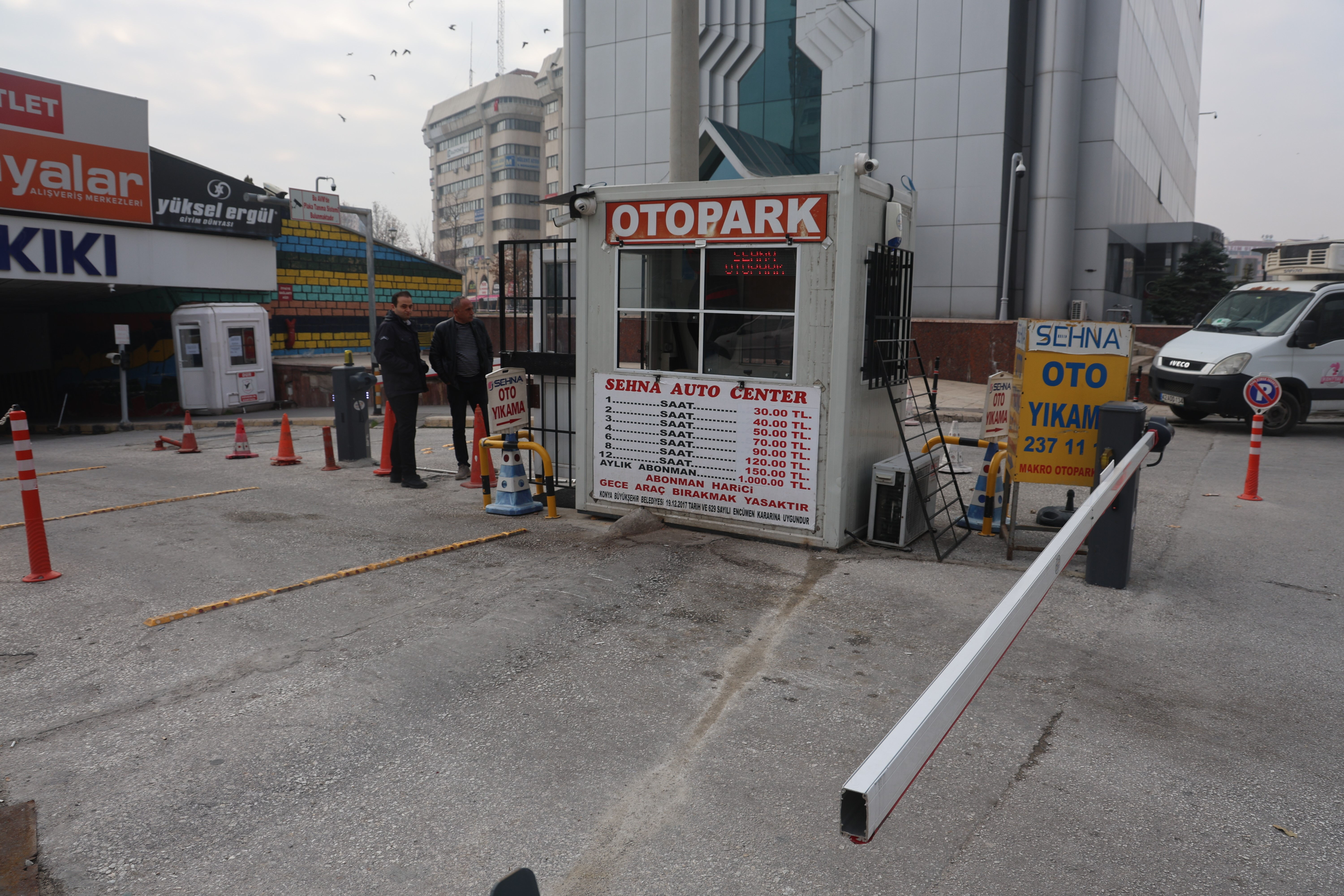 Avm otoparkında ücret kavgası! Yumruklar havada uçuştu Avm otoparkında ücret kavgası! Yumruklar havada uçuştu - 3. Resim