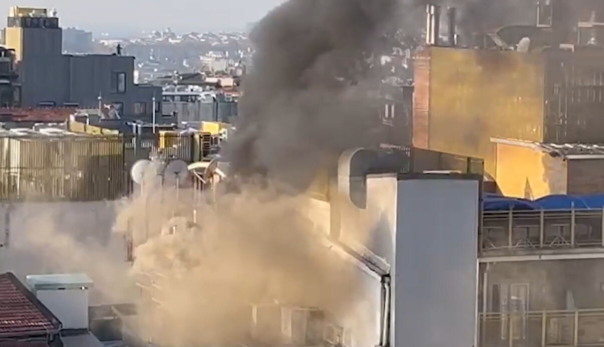 Beyoğlu'ndaki bir otelde korkutan yangın! Dumanlar gökyüzüne ulaştı Beyoğlu'ndaki bir otelde korkutan yangın! Dumanlar gökyüzüne ulaştı - 1. Resim