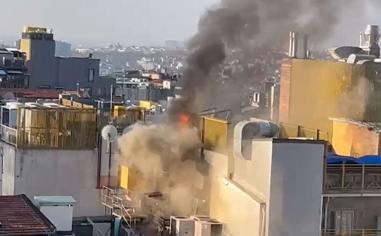 Beyoğlu'ndaki bir otelde korkutan yangın! Dumanlar gökyüzüne ulaştı Beyoğlu'ndaki bir otelde korkutan yangın! Dumanlar gökyüzüne ulaştı - 2. Resim