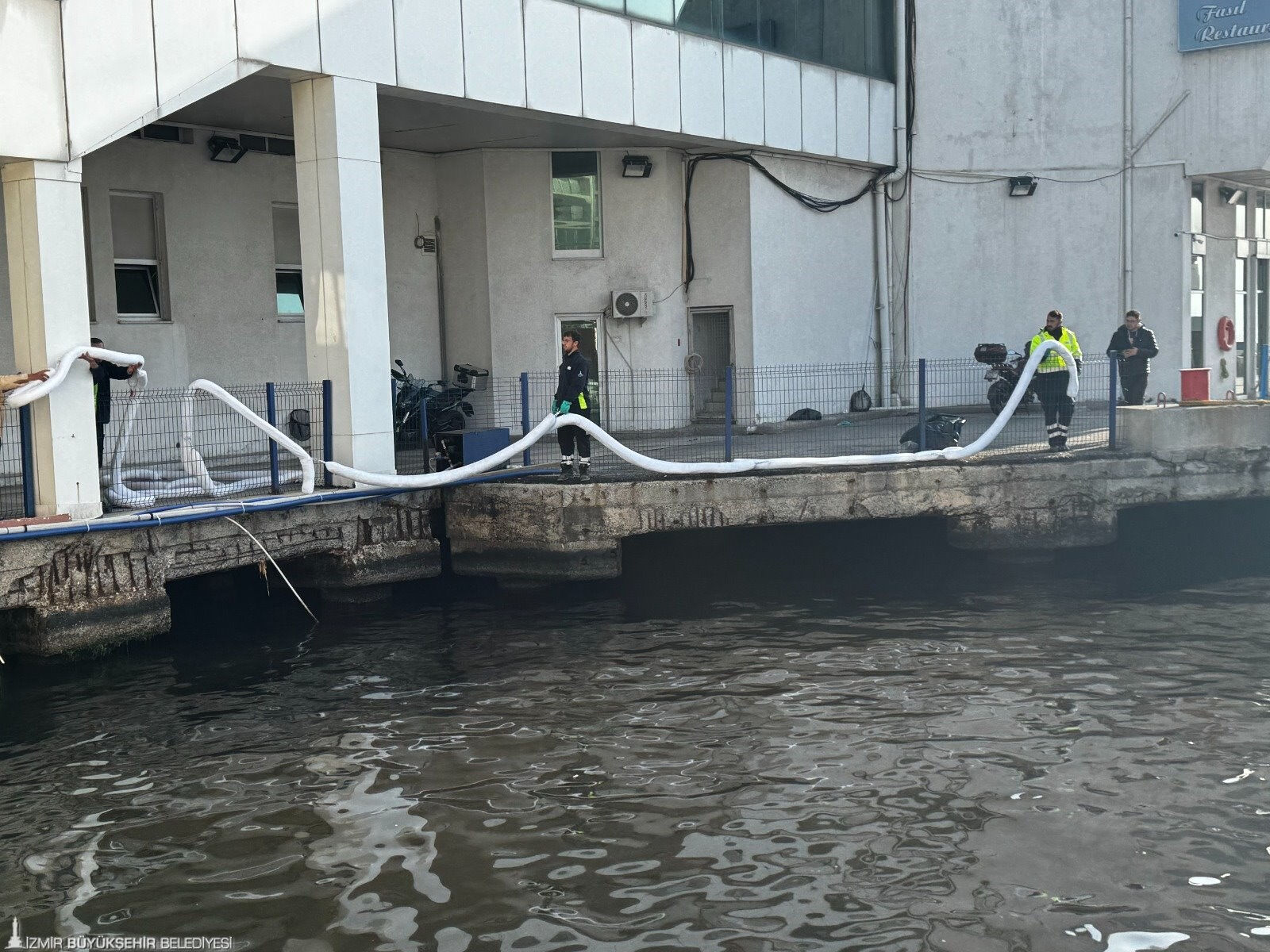 CHP'li belediyede bu defa petrol kaynaklı kirlilik! İzmir Körfezi siyah yağ tabakası ile kaplandı - 1. Resim
