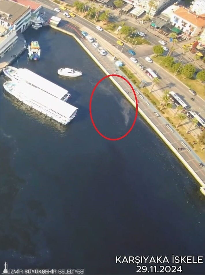 CHP'li belediyede bu defa petrol kaynaklı kirlilik! İzmir Körfezi siyah yağ tabakası ile kaplandı - 3. Resim