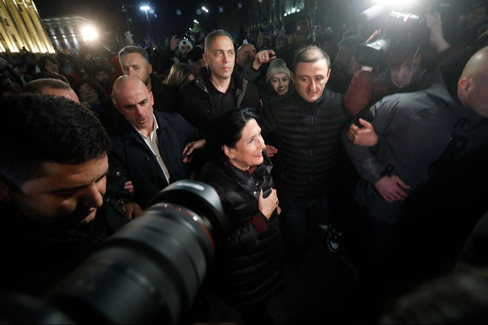 Gürcistan'da olaylar büyüdü! 'Avrupa Birliği'ne dilenerek' girmeyeceğiz dedi, halk sokaklara döküldü Gürcistan'da olaylar büyüdü! 'Avrupa Birliği'ne dilenerek' girmeyeceğiz dedi, halk sokaklara döküldü - 5. Resim