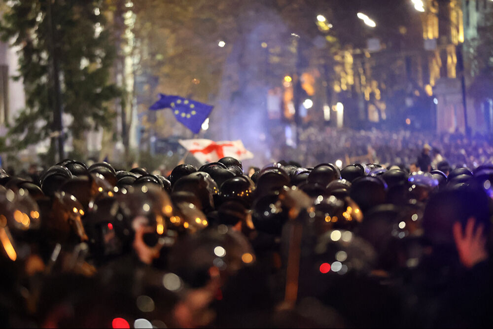 Gürcistan'da olaylar büyüdü! 'Avrupa Birliği'ne dilenerek' girmeyeceğiz dedi, halk sokaklara döküldü Gürcistan'da olaylar büyüdü! 'Avrupa Birliği'ne dilenerek' girmeyeceğiz dedi, halk sokaklara döküldü - 6. Resim