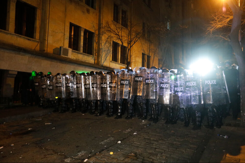 Gürcistan'da olaylar büyüdü! 'Avrupa Birliği'ne dilenerek' girmeyeceğiz dedi, halk sokaklara döküldü Gürcistan'da olaylar büyüdü! 'Avrupa Birliği'ne dilenerek' girmeyeceğiz dedi, halk sokaklara döküldü - 4. Resim