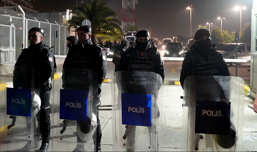 Havalimanını basan Beşiktaş taraftarları istifa diye bağırdı! Feyyaz Uçar 'gereken yapılacak' dedi... - 2. Resim