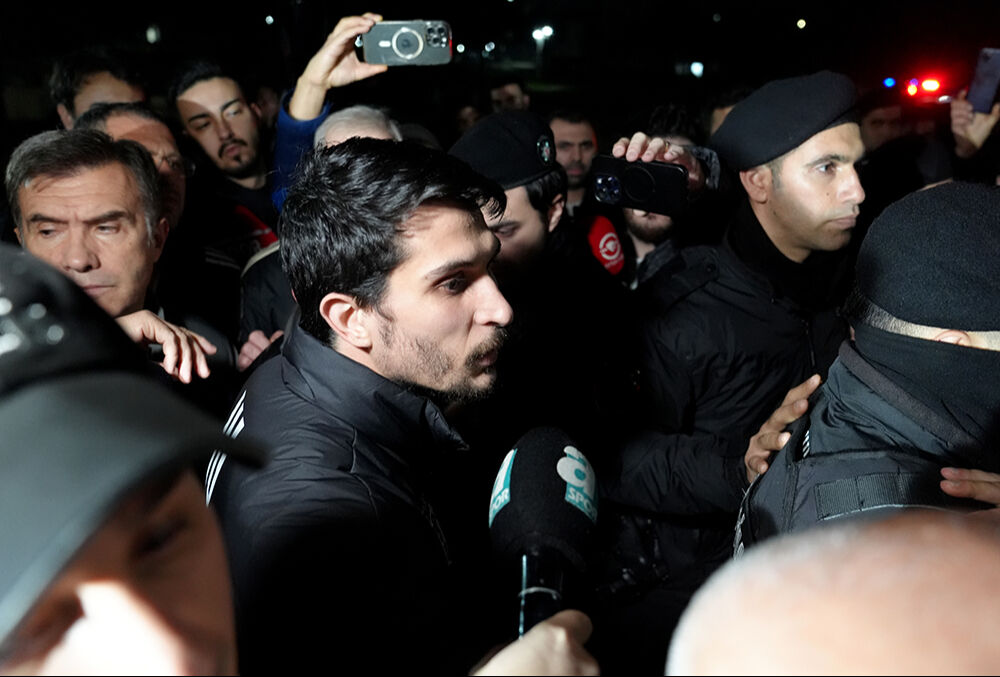 Havalimanını basan Beşiktaş taraftarları istifa diye bağırdı! Feyyaz Uçar 'gereken yapılacak' dedi... - 3. Resim