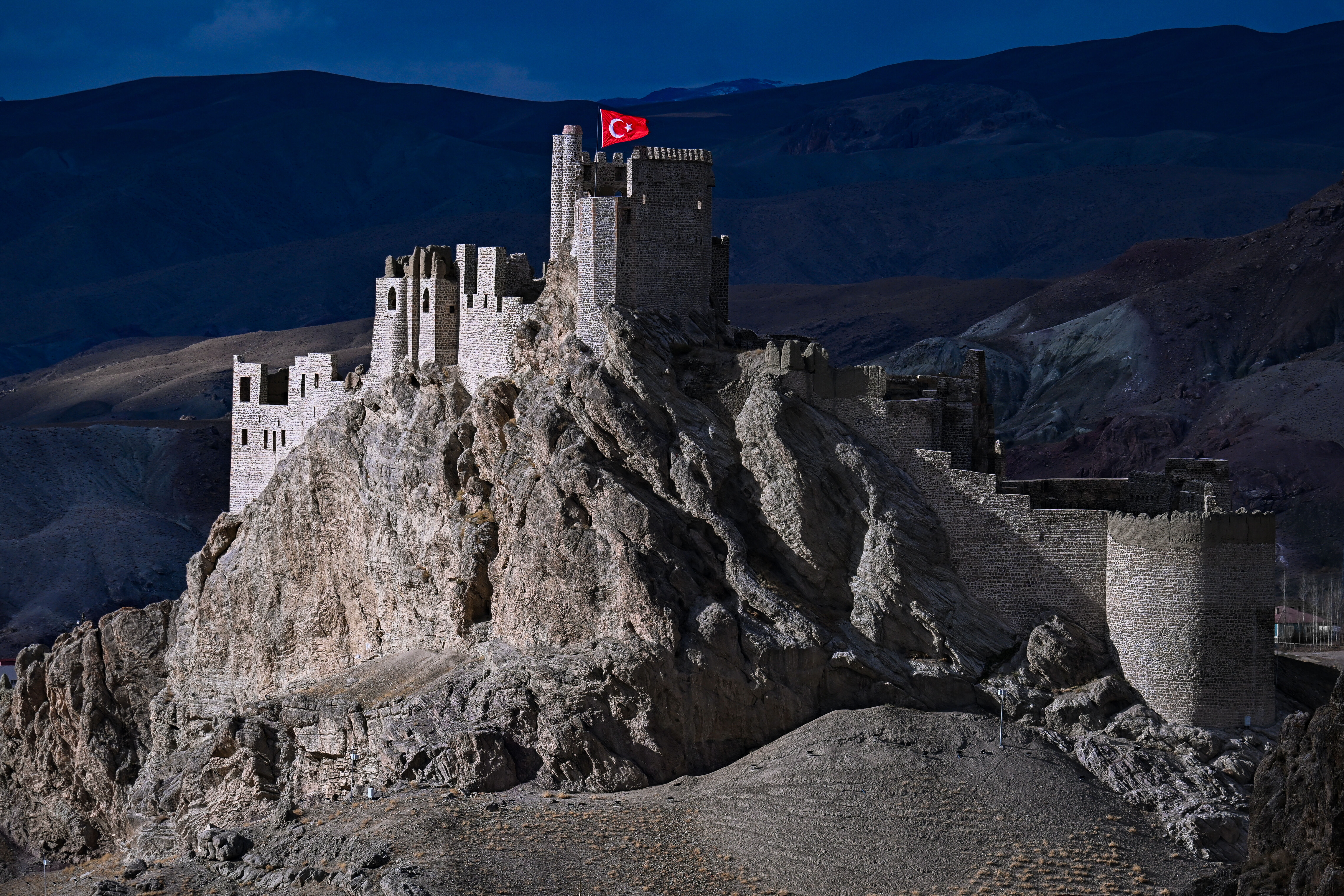 Hoşap Kalesi hazır! Dünyadaki sayılı kaleler arasında sayılıyor Hoşap Kalesi hazır! Dünyadaki sayılı kaleler arasında sayılıyor - 1. Resim