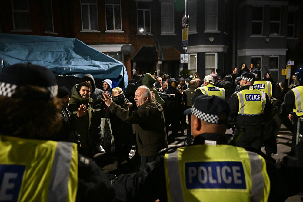 İngiltere'de PKK yandaşları polisle çatıştı! Sokaklar savaş alanına döndü - 2. Resim