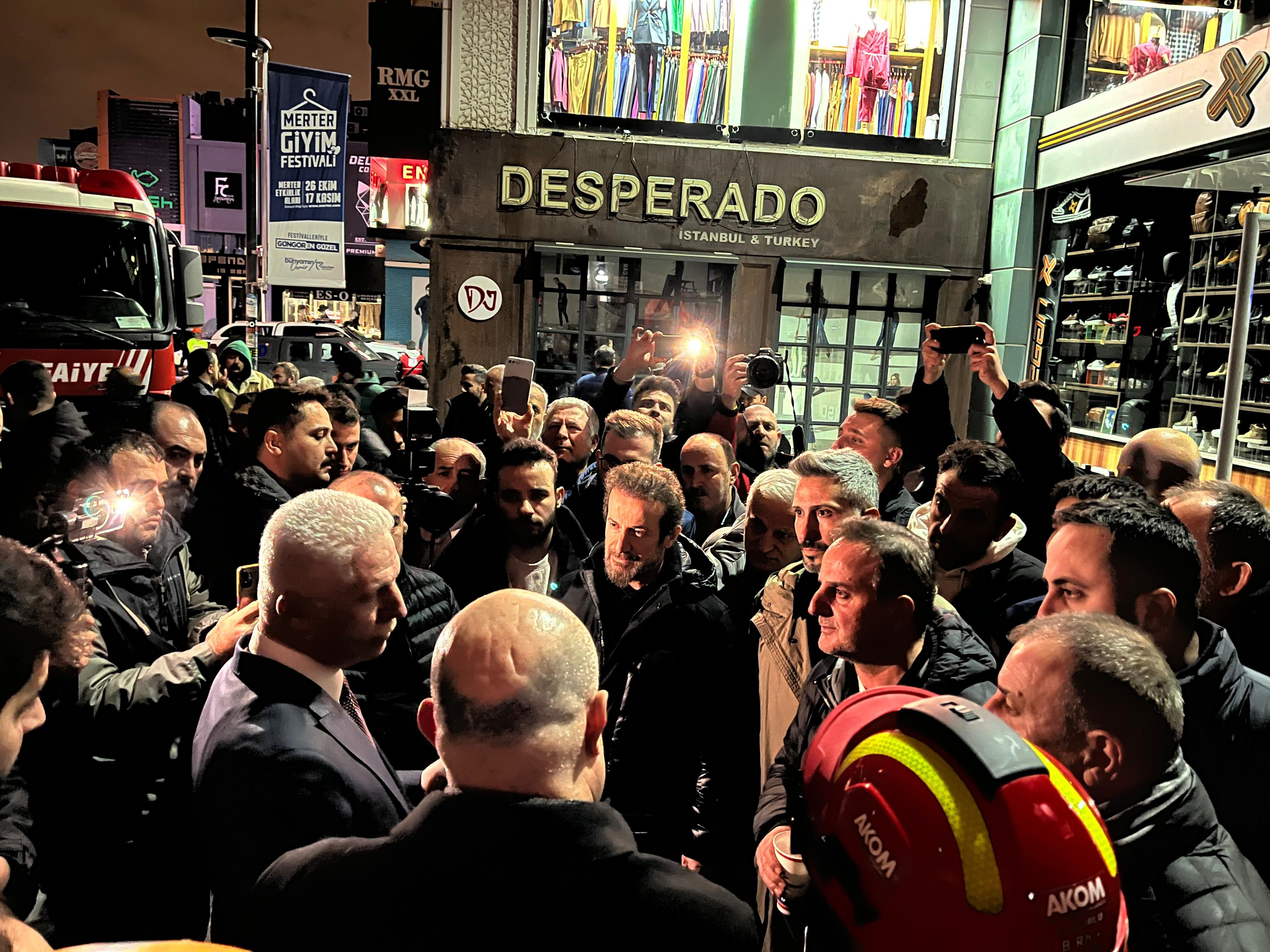 İstanbul Güngören'de binada kısmi çökme! 2 işçi göçük altında - 1. Resim