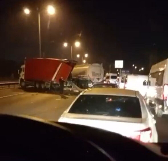 İstanbul TEM Otoyolu'nda yakıt tankeri kamyona çarptı! Yol trafiğe kapandı - 1. Resim