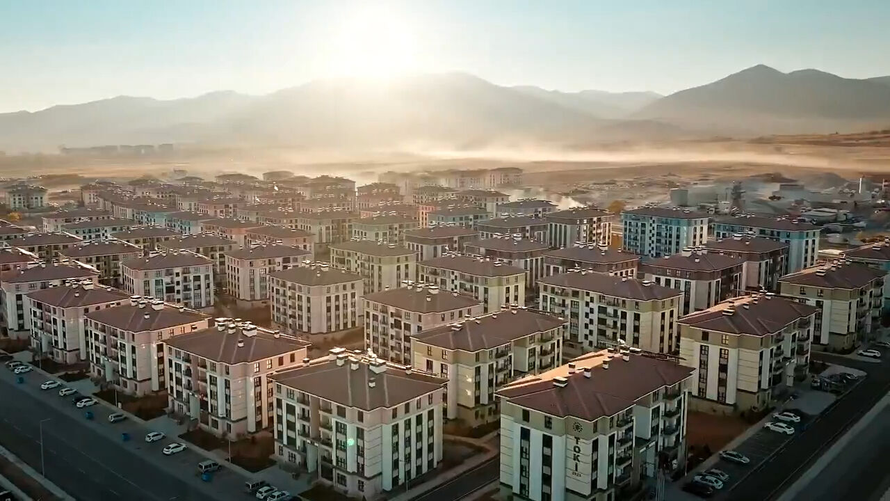 Kahramanmaraş'ta hazırlanan deprem konutlarının anahtarları Cumhurbaşkanı Erdoğan'ın katılımıyla ailelere teslim edecek - 1. Resim