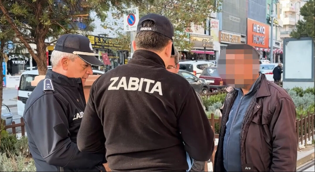 Kırıkkale'de şehri izleyen zabıta ekipleri yere çöp ve izmarit atanlara ceza yağdırdı Kırıkkale'de şehri izleyen zabıta ekipleri yere çöp ve izmarit atanlara ceza yağdırdı - 5. Resim