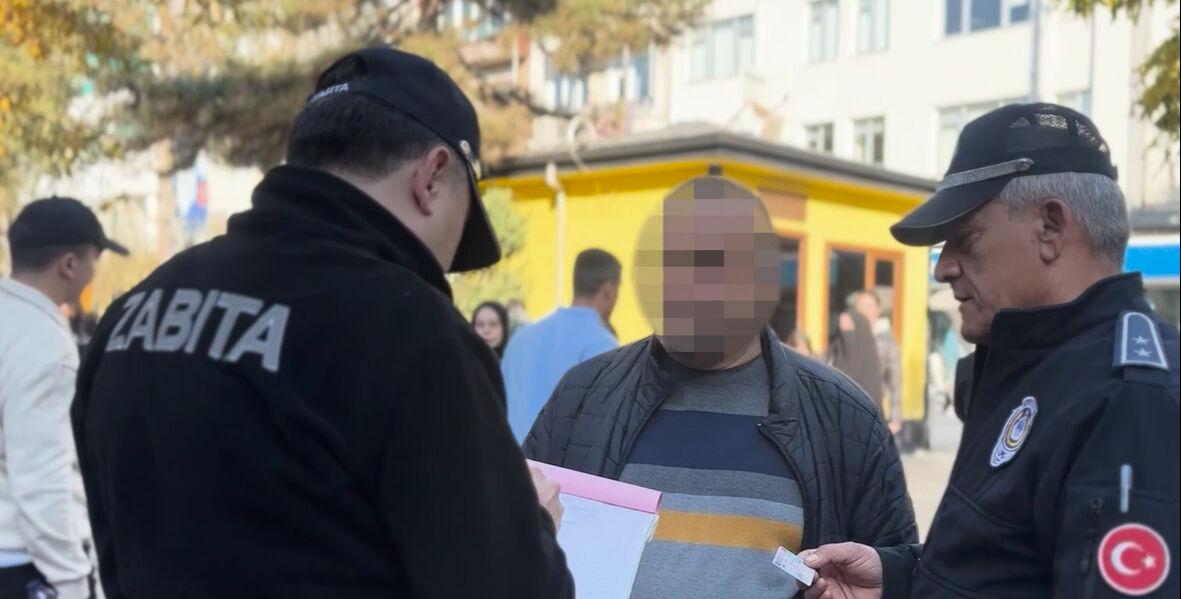 Kırıkkale'de şehri izleyen zabıta ekipleri yere çöp ve izmarit atanlara ceza yağdırdı Kırıkkale'de şehri izleyen zabıta ekipleri yere çöp ve izmarit atanlara ceza yağdırdı - 2. Resim