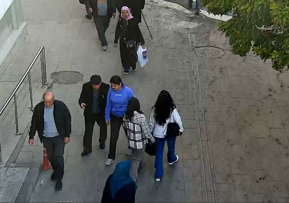 Kırıkkale'de şehri izleyen zabıta ekipleri yere çöp ve izmarit atanlara ceza yağdırdı Kırıkkale'de şehri izleyen zabıta ekipleri yere çöp ve izmarit atanlara ceza yağdırdı - 4. Resim