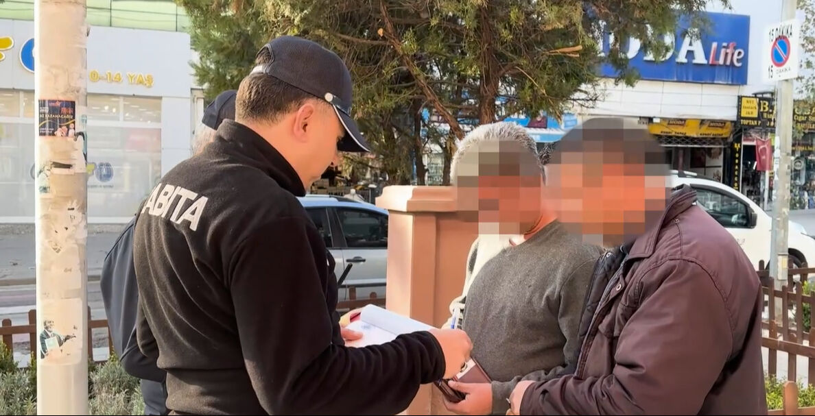 Kırıkkale'de şehri izleyen zabıta ekipleri yere çöp ve izmarit atanlara ceza yağdırdı Kırıkkale'de şehri izleyen zabıta ekipleri yere çöp ve izmarit atanlara ceza yağdırdı - 3. Resim