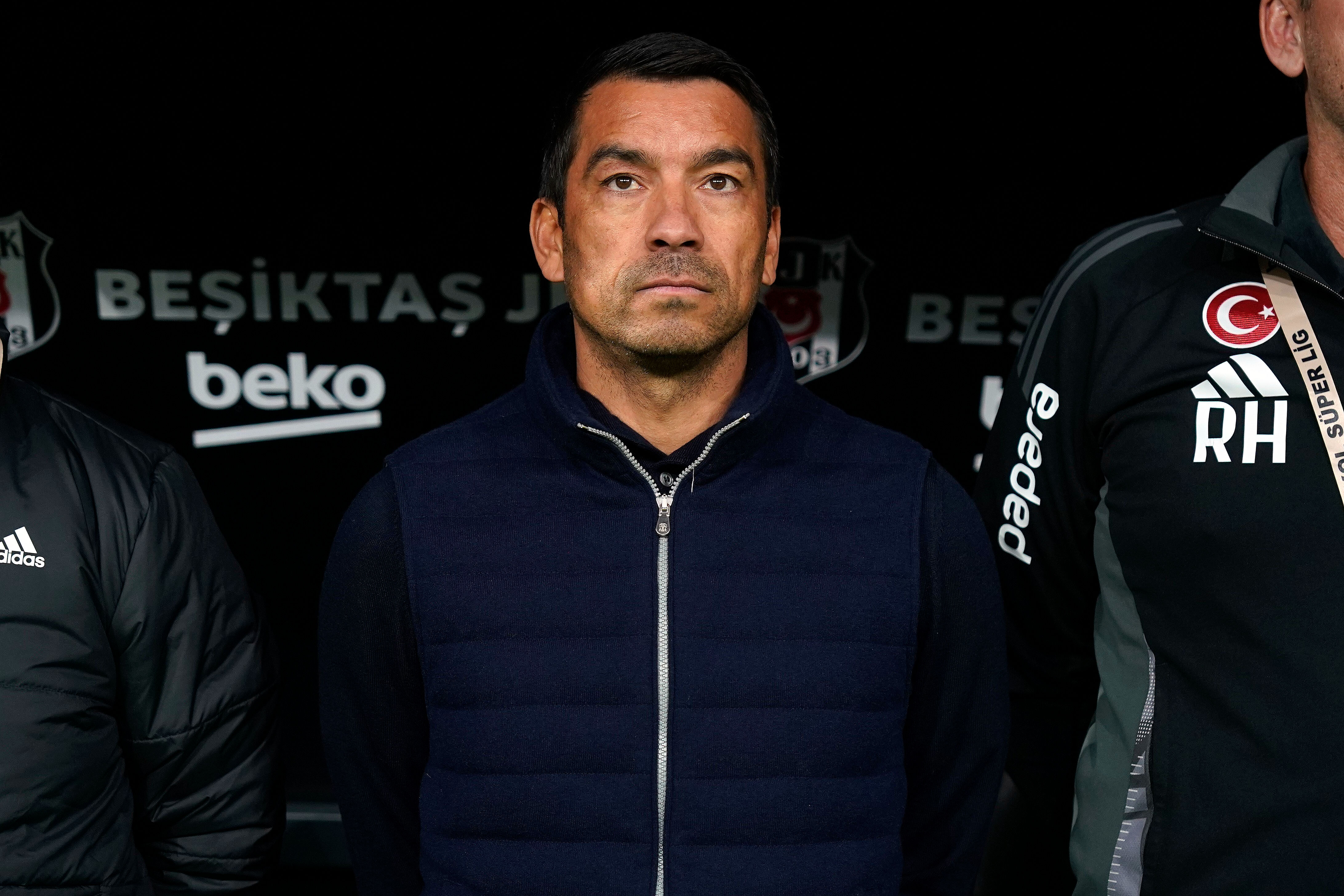 Beşiktaş'ta büyük deprem! Hasan Arat'ın ardından, Giovanni van Bronckhorst ile yollar ayrıldı - 1. Resim